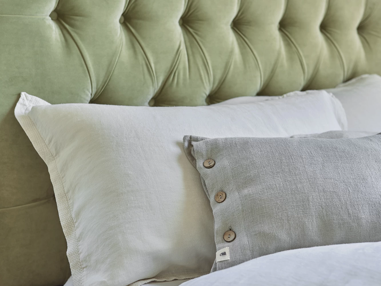 Single Bed In A Button In Thatch House Fabric 3 Single Bed In A Button In Thatch House Fabric - Image 3